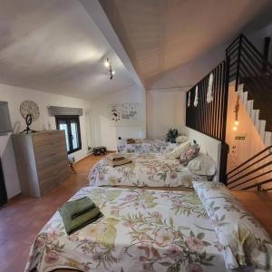- une chambre avec 2 lits et un escalier dans l'établissement Casa Rural Villamoli, à Jarandilla de la Vera