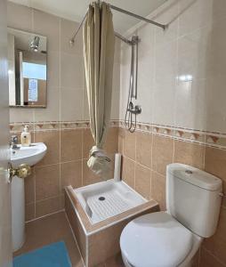 Bilik mandi di Two Bedroom Apartment In Castle Harbourc201