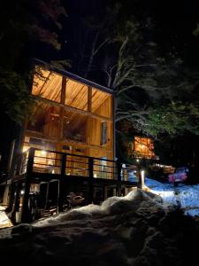 una gran casa de madera por la noche en la nieve en Lodge Rincon del Bosque, Malalcahuello, en Malalcahuello