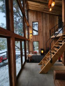 Habitación con escalera en una casa de madera en Lodge Rincon del Bosque, Malalcahuello, en Malalcahuello