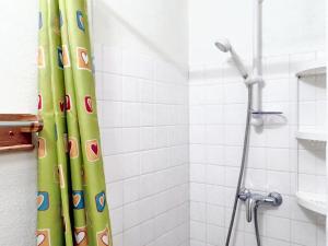 eine Dusche mit grünem Duschvorhang im Bad in der Unterkunft Maison de 2 chambres avec jardin clos et wifi a La Chapelle Geneste in La Chapelle-Geneste