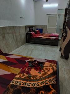 Cette chambre dispose d'un lit et d'un tapis. dans l'établissement Shri govind bhawan, à Vrindavan