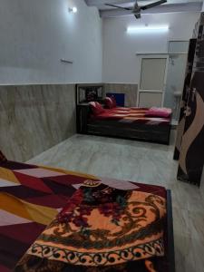 ブリンダーバンにあるShri govind bhawanのベッド1台付きの部屋、床に敷物が備わる部屋