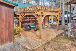 gazebo in legno con panca su una terrazza di 4BR Family Lodge in Gatlinburg with Hot Tub a Gatlinburg