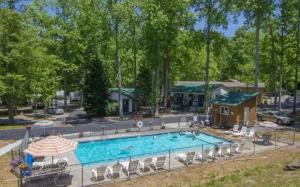 una vista sul soffitto di una piscina con sedie e di una casa di 4BR Family Lodge in Gatlinburg with Hot Tub a Gatlinburg