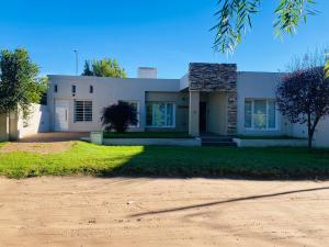una casa con una palma di fronte di Soleado Pampa a Santa Rosa