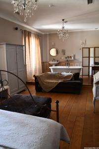 La Bastide du Castellet في لو كاستليت: غرفة معيشة مع حوض استحمام وسرير