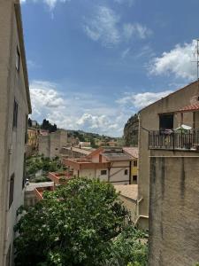 una vista aérea de una ciudad con edificios en House of joy, en Corleone