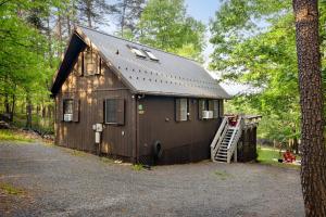 una piccola casa in mezzo a una foresta di Chalet w Hot Tub, Grill, FirePit, WiFi,PetFriendly a Morton Grove