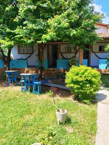 ピパにあるPousada Carambolaの庭のテーブルと椅子付きの家