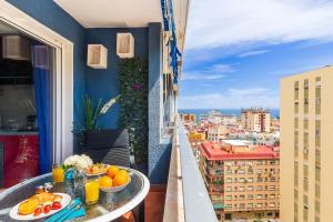 een balkon met een tafel met fruit erop bij Stella de SteraM Flats Torremolinos in Torremolinos