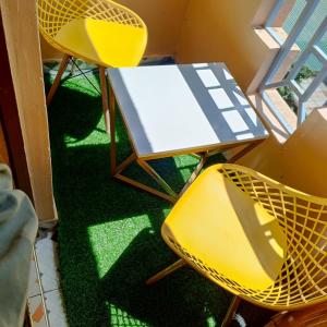 twee gele stoelen en een tafel in een kamer bij Nakuru Residential and Fully Furnished apartments in Nakuru