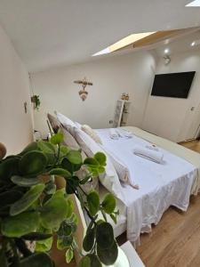Postel nebo postele na pokoji v ubytování La mansarda suite