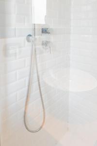 een douche met een douchekop in de badkamer bij nuovissimo bilocale a 40 metri dal mare in Alba Adriatica