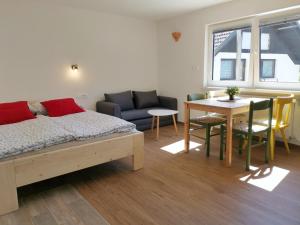 1 dormitorio con 1 cama, mesa y sillas en Apartma pr´ Štengarju en Bohinjska Bela