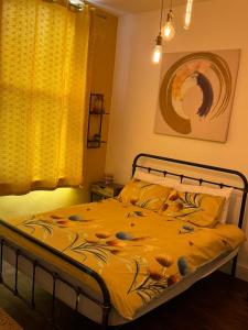 um quarto com uma cama com um edredão amarelo em Premium Dighbeth em Birmingham