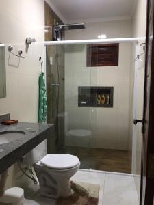 La salle de bains est pourvue d'une douche, de toilettes et d'un lavabo. dans l'établissement Chácara Flor da Serra, à Martins