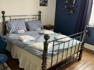 um quarto com uma cama com paredes azuis em Premium Dighbeth em Birmingham