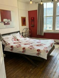 a bedroom with a bed with a floral bedspread at Premium Dighbeth in Birmingham