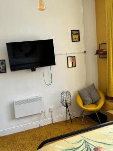sala de estar con TV de pantalla plana en la pared en Premium Dighbeth en Birmingham