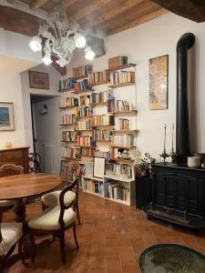 Knihovna v apartmánu