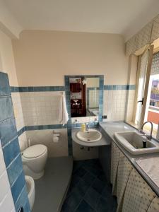 ジェーラにあるCasa vacanze Mazaraのバスルーム(洗面台、トイレ、シンク付)
