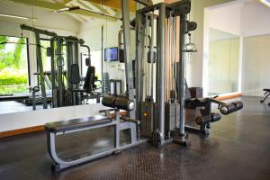 a gym with a bunch of machines in a room at Hotel Casino Catamarca in San Fernando del Valle de Catamarca