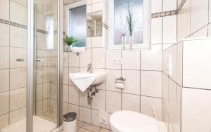 een badkamer met een wastafel en een douche bij Kühle Brise in Sankt Peter-Ording