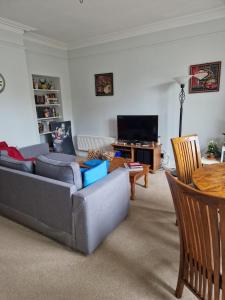 Seating area sa Duplex flat in Cirencester town centre,free paking and wifi
