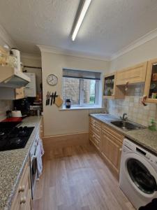 Virtuvė arba virtuvėlė apgyvendinimo įstaigoje Duplex flat in Cirencester town centre,free paking and wifi