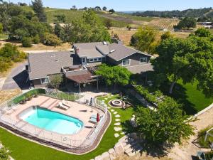 een luchtzicht op een huis met een zwembad bij The Vineyard Farmhouse Villa in Paso Robles