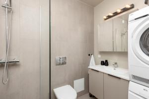 un bagno con doccia, WC e lavandino di Eric the Red Guesthouse a Reykjavik