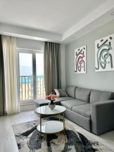 a living room with a couch and a table at Double Studio B606 StayInn by Cosmopolis in Creţuleasca