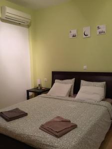 アギア・ガリニにあるNefeliのベッドルーム1室(ベッド2台、タオル付)