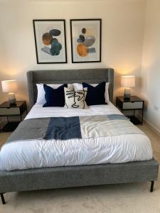 a bedroom with a large bed with two lamps at Cosy private double room & sofa-bed room in vibrant Hatfield neighbourhood in Hatfield