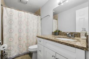 Ένα μπάνιο στο Cozy Private Rooms in Shared Home - Close to Peanut Island +23 φωτογραφίες