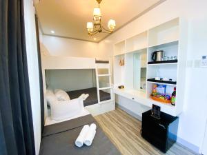 ein kleines Zimmer mit einem Etagenbett mit weißen Kissen in der Unterkunft Ronina's Sipocot Hotel in Sipocot