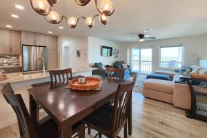 cocina y sala de estar con mesa y sillas en Lakeshore Villas, en Corpus Christi