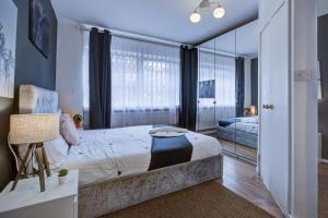 מיטה או מיטות בחדר ב-Sobha Hartland Apartments close to the Centre of Dubai