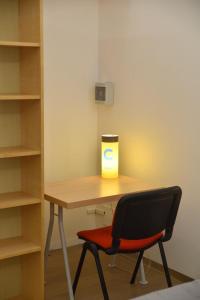 een bureau met een stoel en een doos erop bij Loft Atenea in Agrigento +11 foto's