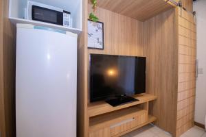 a small room with a tv in a room at Hotel Life Resort Brasília - Ozped Flats in Brasilia