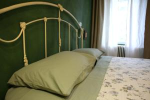 a bedroom with a bed with a green wall at Villa Cardinala - Ravenna in Gambellaro