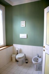 GambellaraにあるVilla Cardinala - Ravennaのバスルーム(トイレ、洗面台付)