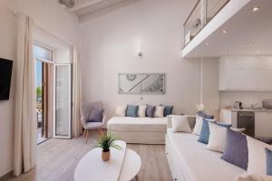 uma sala de estar com um sofá e uma mesa em Corfu Town Luxury Studios -A em Corfu Town