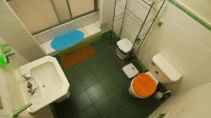 Sumaq Wasi Barranco II في ليما: حمام صغير مع حوض ومرحاض