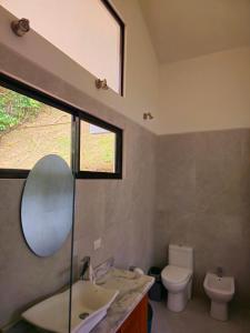 Caribbean Sea Towers Hotel في بويرتو فيجو: حمام مع حوض ومرحاض ومرآة