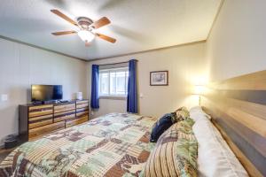 una camera da letto con un letto e un ventilatore a soffitto di Furnished Deck and Resort Perks Beech Mtn Retreat! a Beech Mountain Altre 17 foto