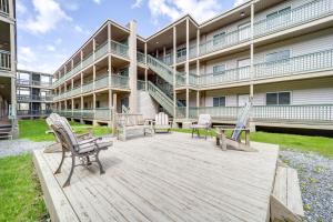 un edificio con una terrazza con sedie di fronte di Furnished Deck and Resort Perks Beech Mtn Retreat! a Beech Mountain