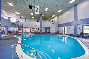 una grande piscina in un grande edificio di Furnished Deck and Resort Perks Beech Mtn Retreat! a Beech Mountain