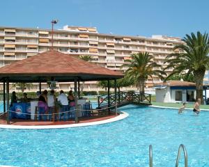 un gruppo di persone in piedi in una piscina in un resort di Apartamentos Peñismar I-II 3000 a Peñíscola